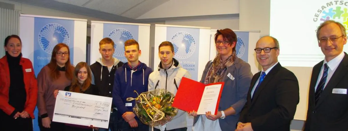 Gewinner: Stadtteilschule Bergedorf mit Senator Ties Rabe (Foto: Dt. Stiftung Völkerverständigung)