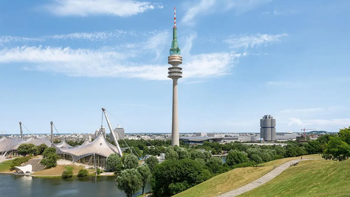 Der Fernsehturm inmitten des Münchner Olympiaparks wurde mithilfe der PERI UP Einrüstung teilsaniert