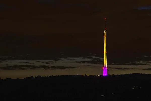 Bild: Lichtdesigner James Bawn setzt auf FALCON® Scheinwerfer für die Beleuchtung des Emley Moor Fernsehturms