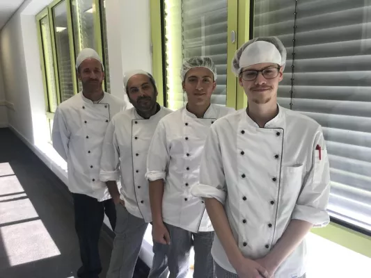 Bild: „Wir lernen, wie man richtig kocht“ - Rebional hat zwei junge Köche in der Ausbildung