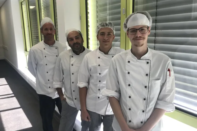 Bild: „Wir lernen, wie man richtig kocht“ - Rebional hat zwei junge Köche in der Ausbildung