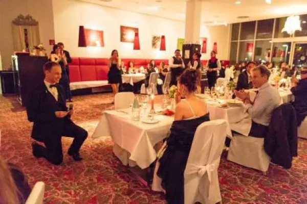 Bild: Heiratsantrag beim Wiener Vegan Ball im ARCOTEL Kaiserwasser am Valentinstag