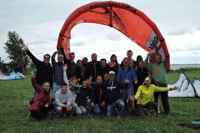 Brückentage im Mai auf dem Darss: Feiertagswochenenden nutzen, um Kitesurfen auf dem Darss zu lernen Bild: Brückentage im Mai auf dem Darss: Feiertagswochenenden nutzen, um Kitesurfen auf dem Darss zu lernen