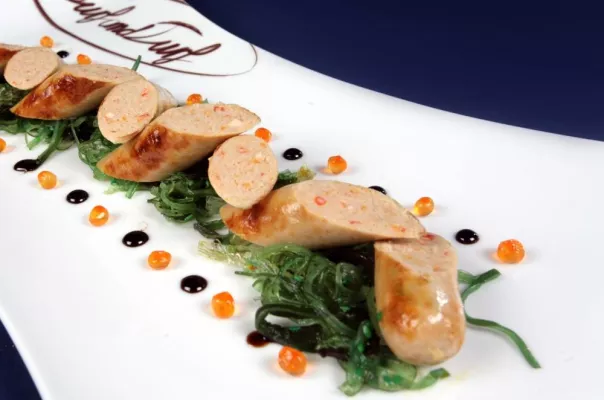 Bild: Surf and Turf – Luxusbratwürste aus Fisch und Fleisch