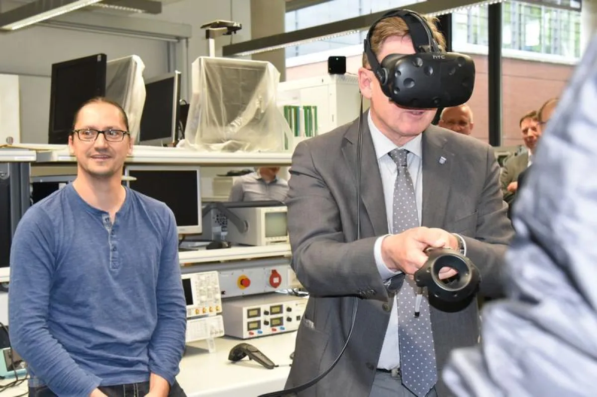 Ministerpräsident Bodo Ramelow (mit Virtual Reality-Brille) mit Laboringenieur André Grimm. (DHGE, Manuela Mittelberger)