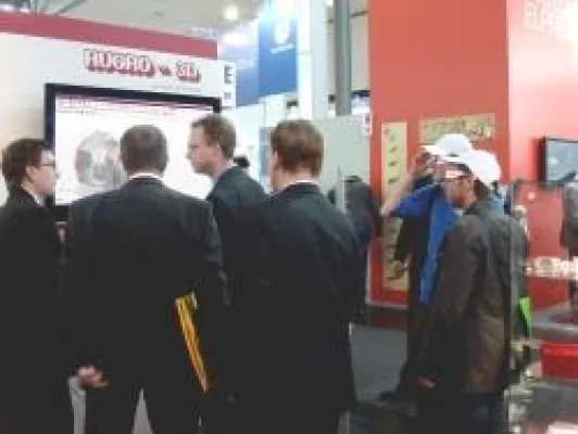 Bild: Großes Interesse der HMI Besucher für das Teilemanagementsystem PARTsolutions