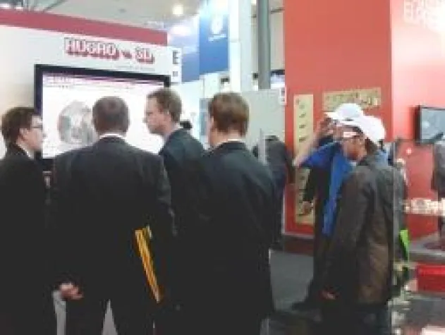 Bild: Großes Interesse der HMI Besucher für das Teilemanagementsystem PARTsolutions