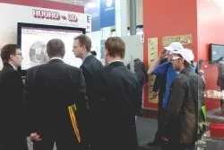 Bild: Großes Interesse der HMI Besucher für das Teilemanagementsystem PARTsolutions