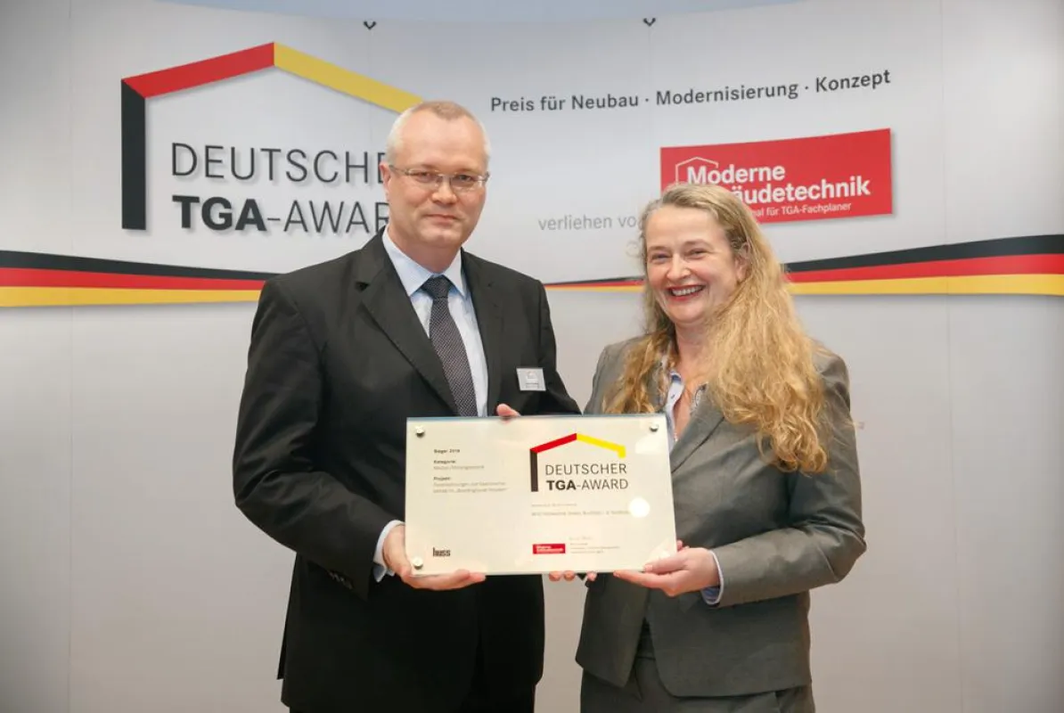 Frank Schellhöh, Geschäftsführer MHG Heiztechnik, nimmt den Deutschen TGA-Award entgegen.
