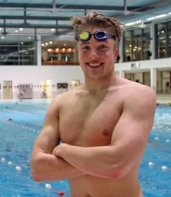 Bild: Schwimmer Jonas Bergmann unterzeichnet Sponsorenvertrag bei FINIS