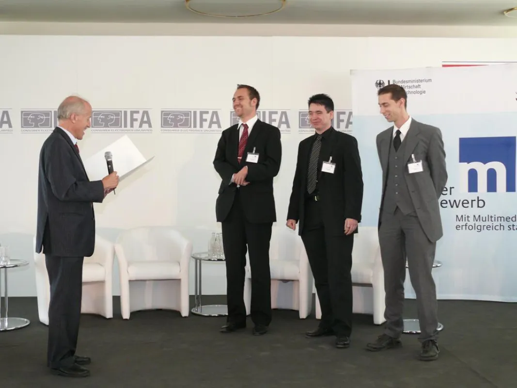 Dr. Walther Otremba (links), Staatssekretär im Bundesministerium für Wirtschaft und Technologie, zeichnte auf der IFA 2008 die Preisträger Audiogent im 