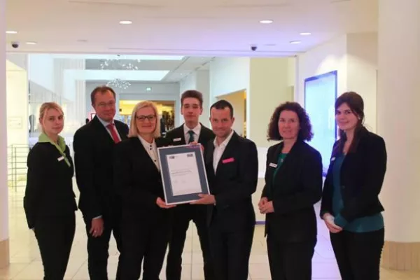 Bild: Das Hotel Berlin, Berlin freut sich über das IHK-Siegel für exzellente Ausbildungsqualität