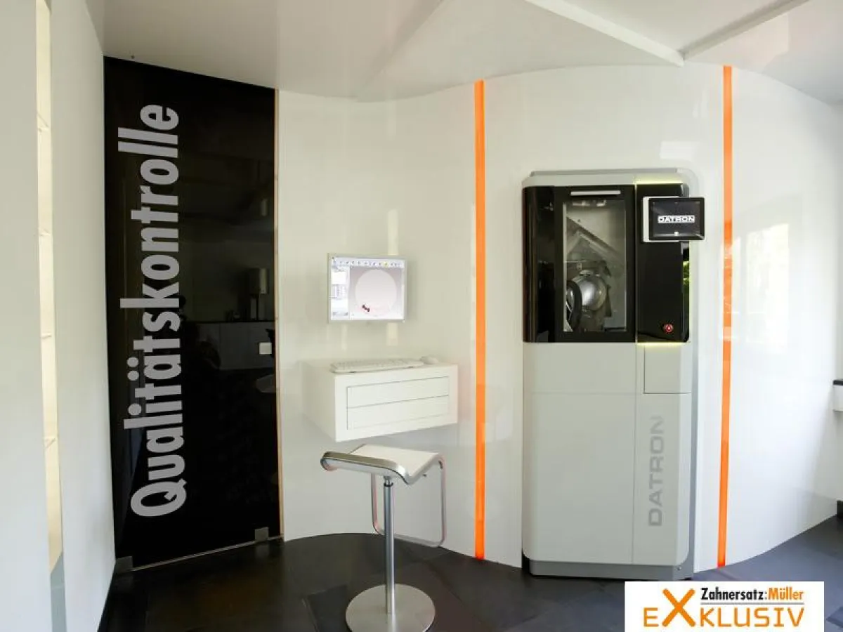 Das Labor von innen mit der Fräsmaschine Datron D5
