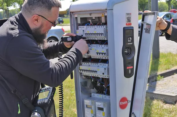 Bild: ESG schult zum Thema Prüfung der E-Tankstelle