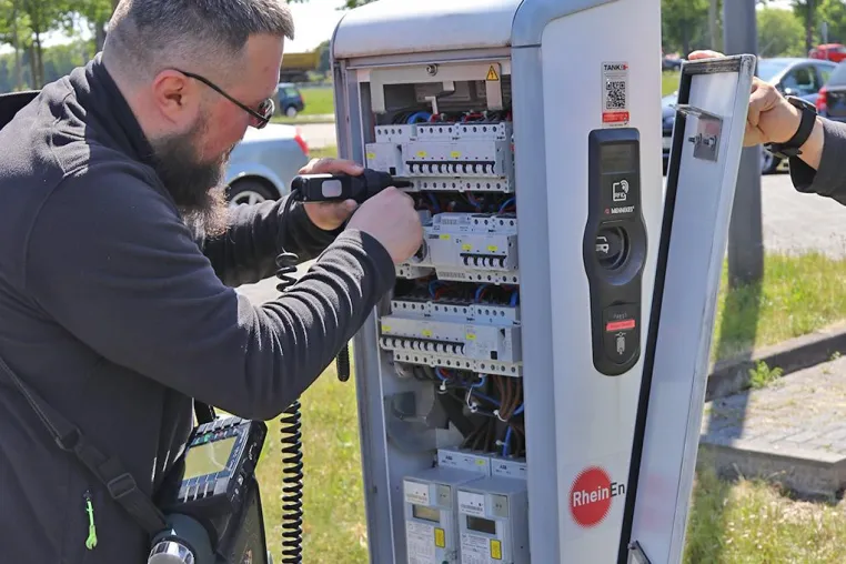 ESG schult zum Thema Prüfung der E-Tankstelle Bild: ESG schult zum Thema Prüfung der E-Tankstelle