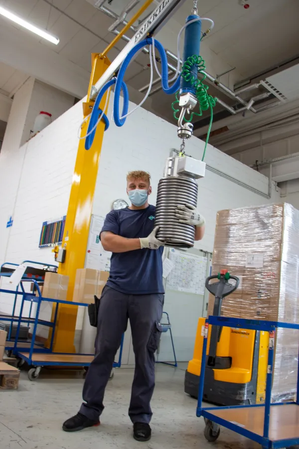 Vakuumheber ezzFAST beim Handeln einer Kühlschlange (© R+M de Wit GmbH)