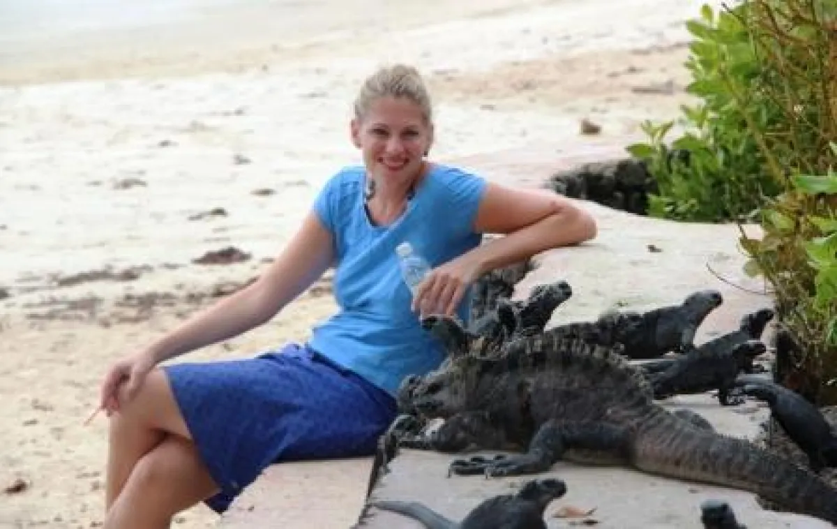 Die Reporterin Frau Schlaumeier nähert sich vorsichtig den Meerechsen auf Galapagos.