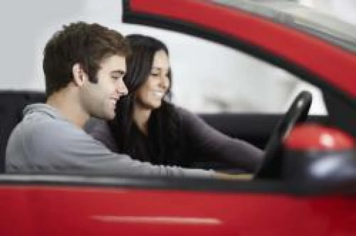 Junge Neuwagenkäufer im Internet