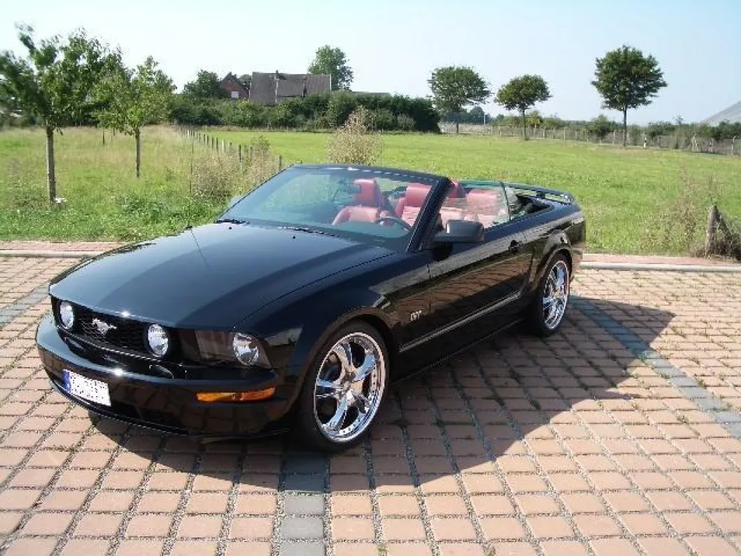 Mustang mit 20 Zoll Felgen und 45mm tiefer