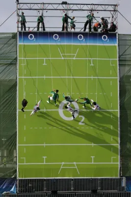 Bild: Premiere: "Flying Rugby"-Show auf vertikalem Rugby Pitch