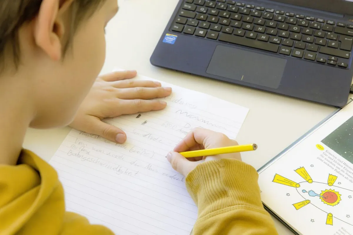 Die neue Online-Lerntherapie kann für Kinder und Eltern eine Entlastung sein.