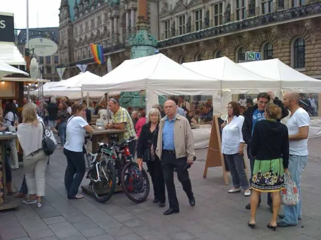 Bild: Faltzelte von Swiss Display retten Winzer bei Stuttgarter Weindorf in Hamburg