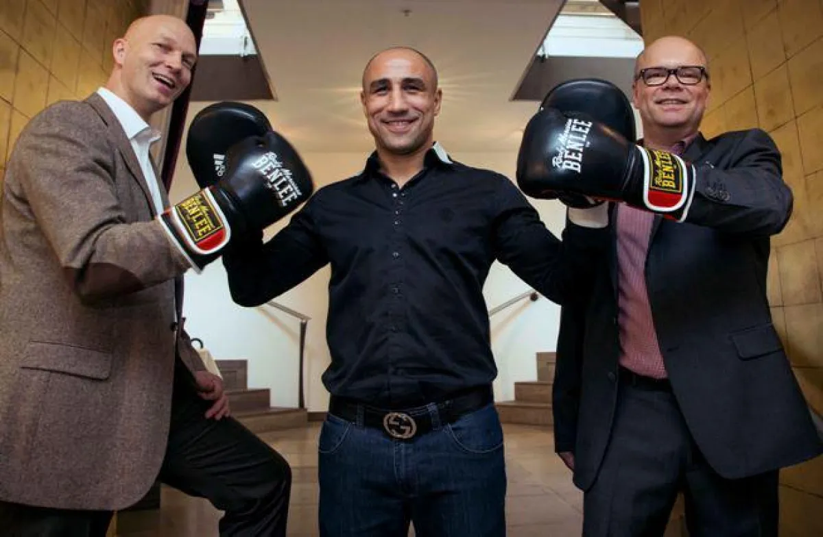 Box-Champion Arthur Abraham (Mitte) mit Agenturchef Jan Müller und Christoph Elbern, Geschäftsführer