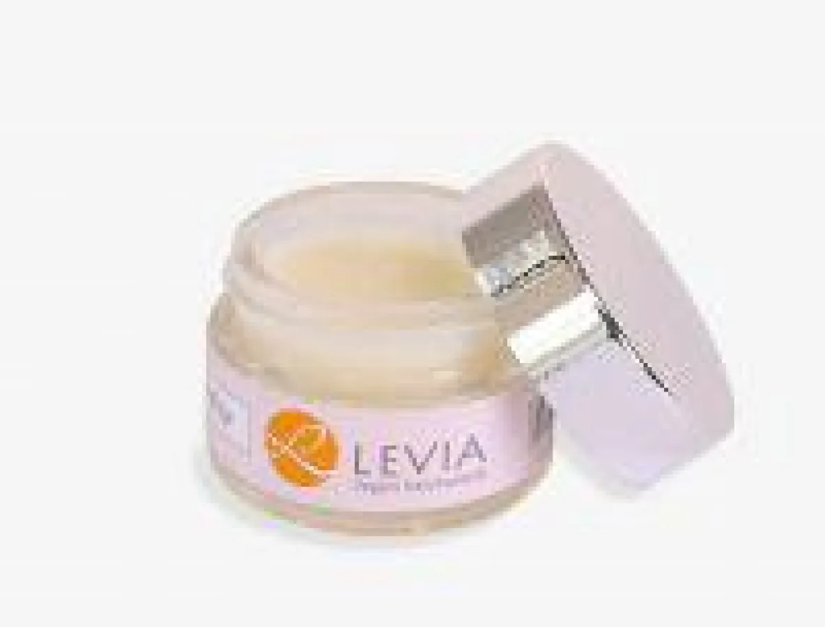 Die schützende Lippenpflege von LEVIA Vegane Naturkosmetik ist eine Komposition aus edler Sheabutter, Jojobaöl sowie ätherischem O