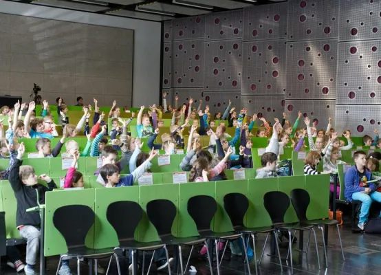 Vorlesung der KinderHochschule zum „Zauber der Gesetze und Paragrafen“ Bild: Vorlesung der KinderHochschule zum „Zauber der Gesetze und Paragrafen“