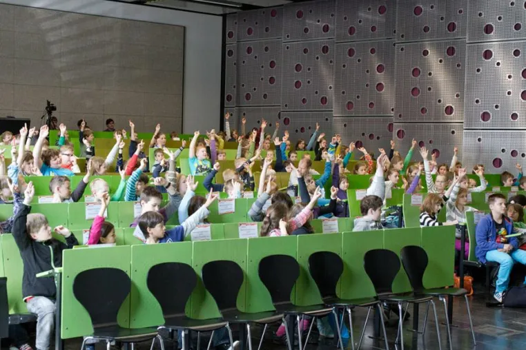 Bild: Vorlesung der KinderHochschule zum „Zauber der Gesetze und Paragrafen“