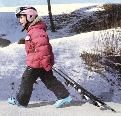 Bild: Skier tragen war gestern. Wer klein ist, darf ziehen.