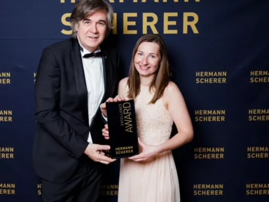 Bild: Internationaler Rednerwettstreit "Speaker Slam" - Ratingerin gewinnt mit inspirierendem Thema