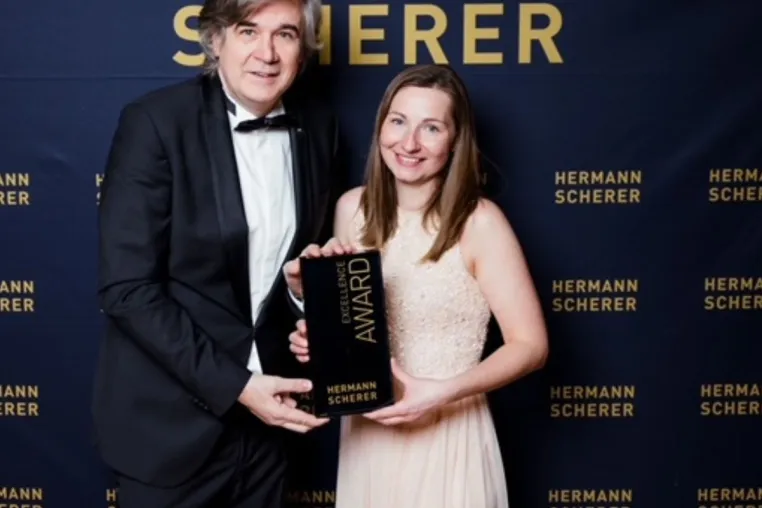 Bild: Internationaler Rednerwettstreit "Speaker Slam" - Ratingerin gewinnt mit inspirierendem Thema