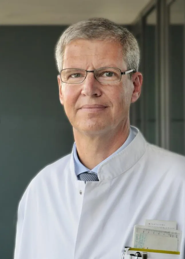 Prof. Hubert Wirtz leitet die Abteilung für Pneumologie am UKL. Er behandelt Patienten, die an COPD erkrankt sind. (Ines Christ / UKL)