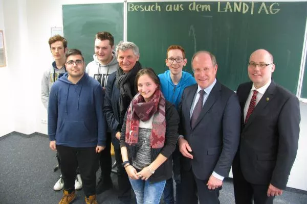 Bild: So funktioniert der Landtag: Politiker besuchen Max-Gutknecht-Schule