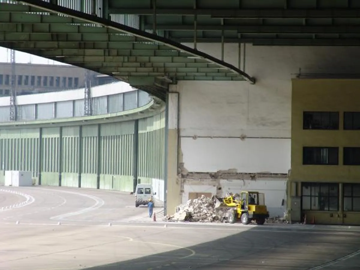 In Tempelhof regiert der Abrissbagger. Strafanzeige gestellt.