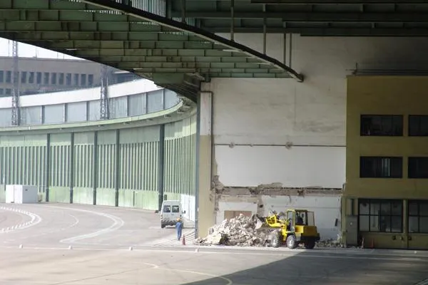 Bild: In Tempelhof regiert der Abrissbagger - Strafanzeige gestellt