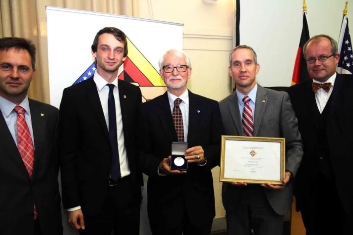 Bild: Journalist Rüdiger Lentz wurde General Lucius D. Clay-Medaille verliehen