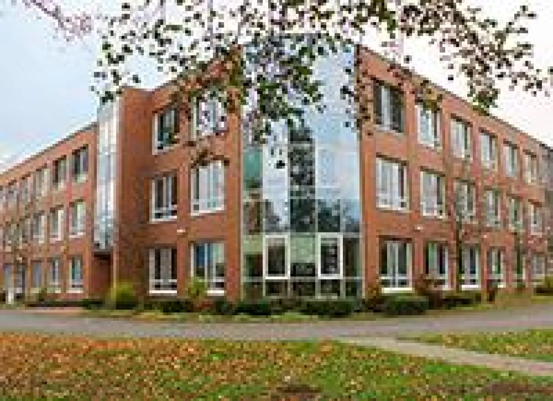 Das zweigeschossige Gebäude wurde 2000 errichtet und ist modern ausgestattet.