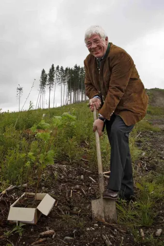 Für jeden Kaminofen ein neuer Baum - Unternehmer aus dem Sauerland unterstützt Wiederaufforstung nach „Kyrill“ Bild: Für jeden Kaminofen ein neuer Baum - Unternehmer aus dem Sauerland unterstützt Wiederaufforstung nach „Kyrill“