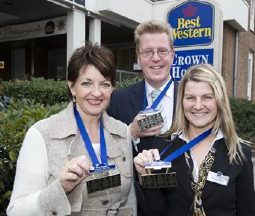 Anke (l.) und Andreas R. Graf bedanken sich bei Mitarbeiterin Peggy Otten.