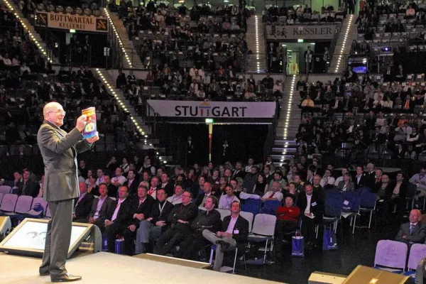 Bild: Unternehmer bergeistert 3000 Besucher - Jörg Knoblauch beim 7. Stuttgarter Wissensforum