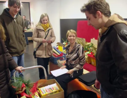 Bild: denkwerk unterstützt Weihnachtsaktion der Kölner Tafel e. V.