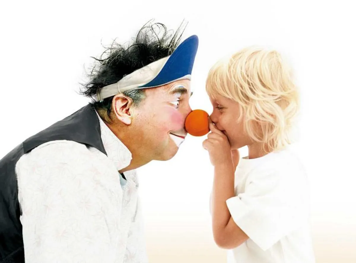 Clowns schenken kleinen und großen Patienten ein Lächeln