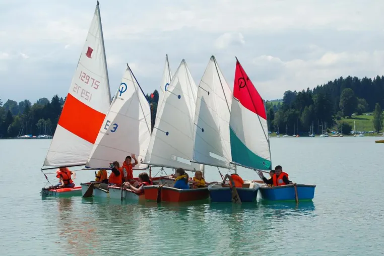 Bild: Segeln lernen auf Klassenfahrt: Forggensee-Yachtschule im Allgäu bietet Segelkurse für Schulklassen