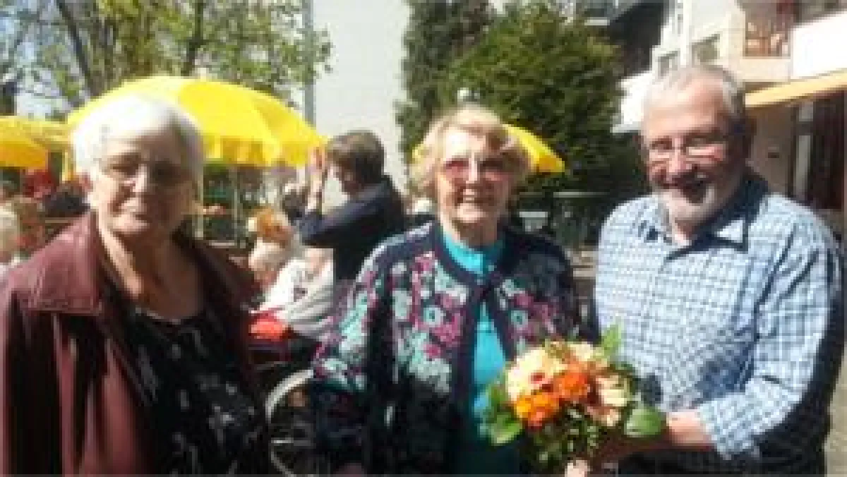 Adelgunde Liebrecht und Lotte Göbel am Blumenstand von Hans Oerding.