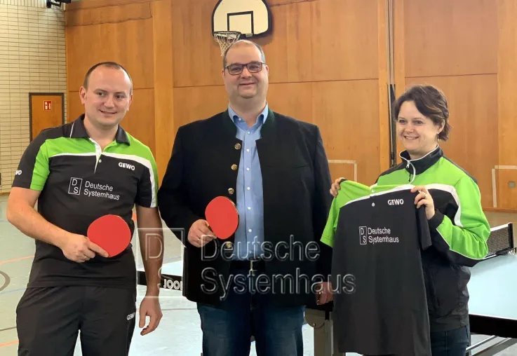 Bild: DS Deutsche Systemhaus GmbH unterstützt die Tischtennisabteilung des 1. FC Schwarzenfeld mit neuen Trikots