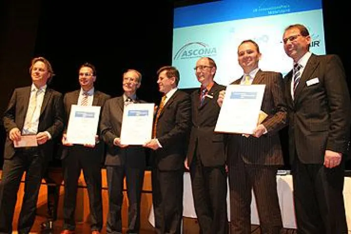 Cosateq beim VR-InnovationsPreis Mittelstand 2008 auf dem Siegertreppchen Bild: Cosateq beim VR-InnovationsPreis Mittelstand 2008 auf dem Siegertreppchen