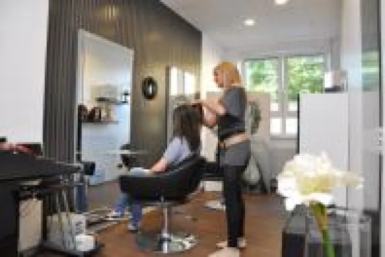 Mit hochwertiger Haarverlängerung zur Traumfrisur dank Frisurenstudio Reiter in Fulda Bild: Mit hochwertiger Haarverlängerung zur Traumfrisur dank Frisurenstudio Reiter in Fulda