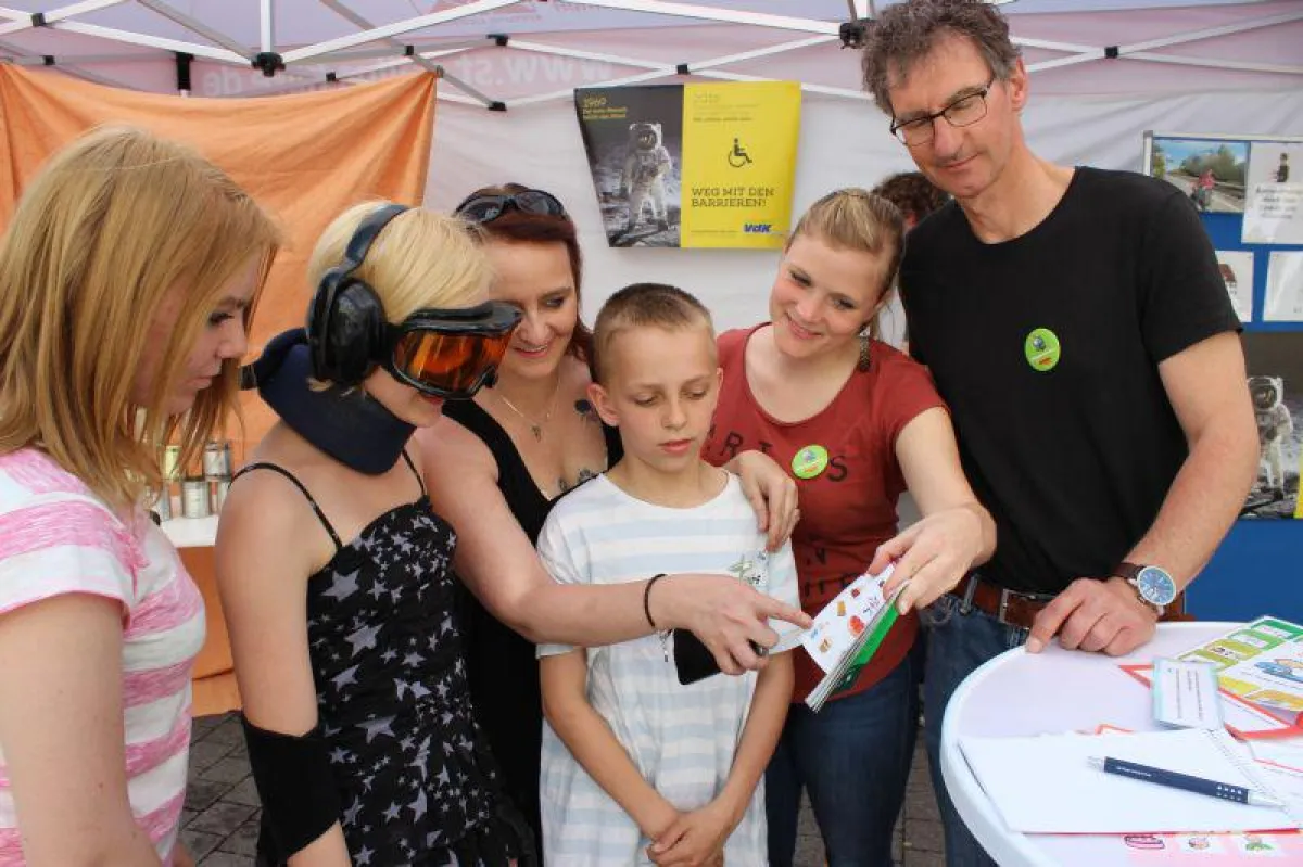 Gemeinsam mit ihrer Familie testet Nathalie die Wirkung eines Simulationsanzuges. (Foto: A. Scherer)